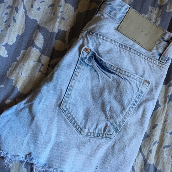 size 24 boyfriend shorts distressed ;) - Picture 4 of 4